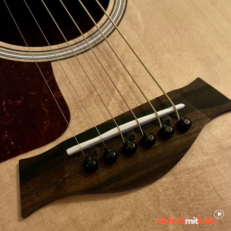 Die Bespannung der Gitarre und der Winkel des Stegs sind einfache Identifikationsmerkmale für Linkshänder Gitarren.